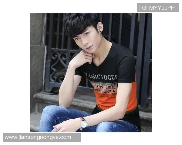 足球明星修身T恤时尚潮流引领运动风尚彰显个性魅力与活力